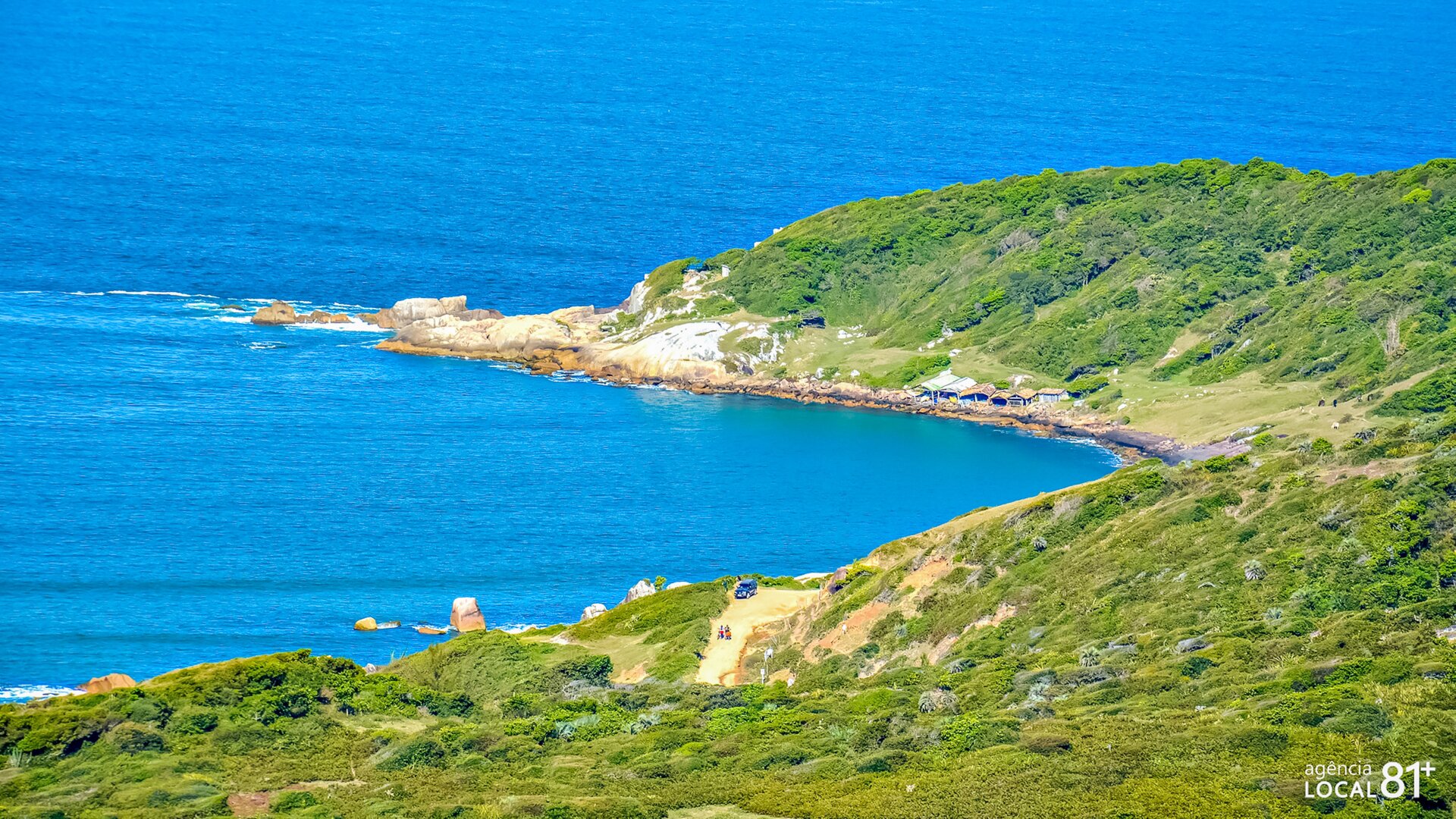 Vista aérea da Praia do Rosa em Imbituba SC — dunas, lagoa e mar