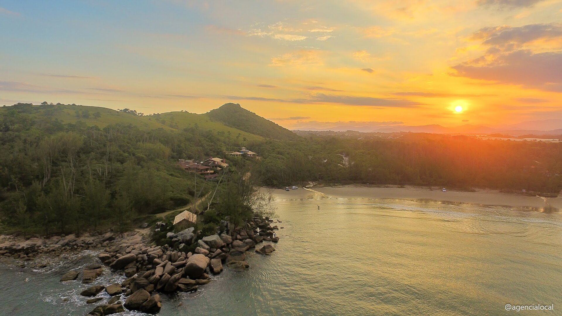 Hospedagem de luxo na Praia do Rosa SC — vista para o mar